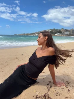 Design By Si Abigail off shoulder top - Sort Online