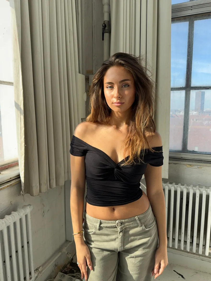 Design By Si Abigail off shoulder top - Sort Online
