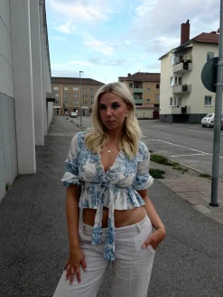 Design By Si Agathe bluse - hvid/blå Clearance