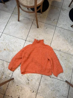 Design By Si Aire striktrøje med turtleneck - Orange Online