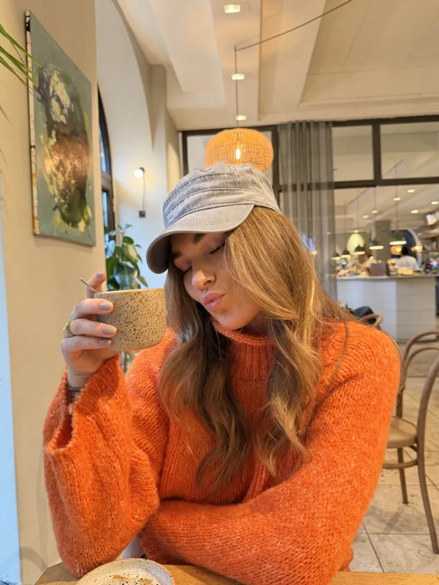 Design By Si Aire striktrøje med turtleneck - Orange Online