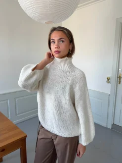 Design By Si Aire striktrøje med turtleneck - Off white Hot
