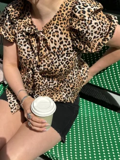 Design By Si Akari top med pufærmer - Leopard Discount
