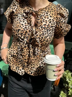 Design By Si Akari top med pufærmer - Leopard Discount
