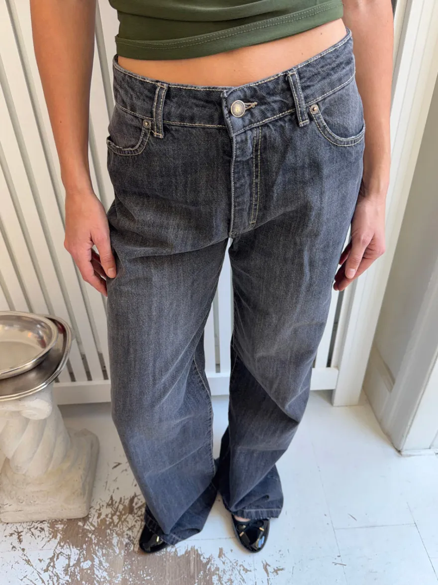 Design By Si Alaia lavtaljede jeans med lyn detalje - Grå denim Clearance