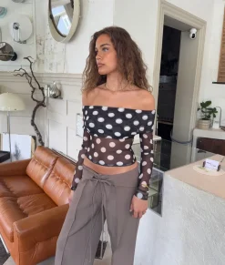 Design By Si Alba off shoulder top med polkaprikker - Sort/hvid Sale