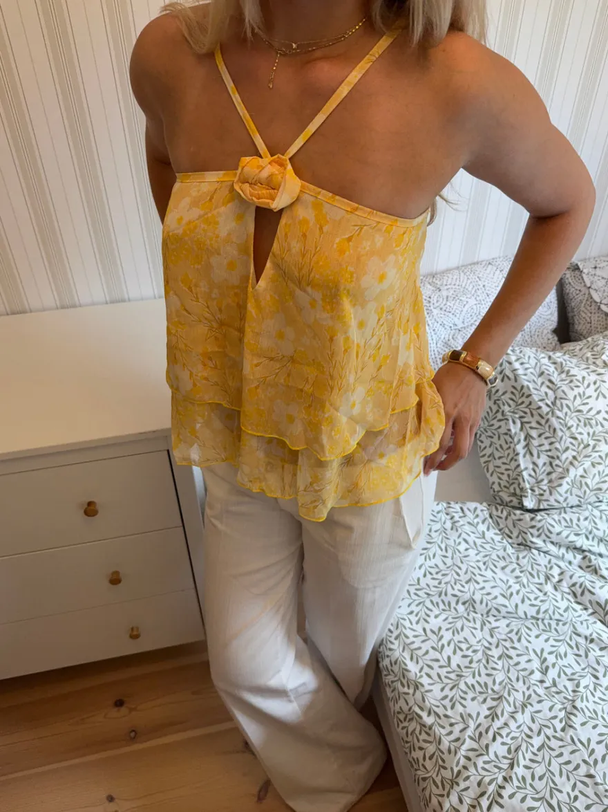 Design By Si Albertia top med blomst - Gul New