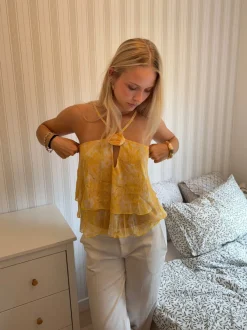 Design By Si Albertia top med blomst - Gul New