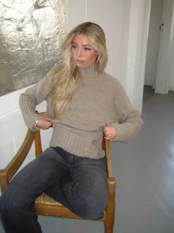 Design By Si Alyssa striktrøje med høj hals - Beige Online