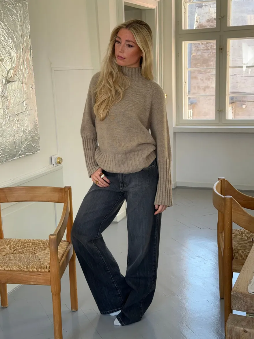 Design By Si Alyssa striktrøje med høj hals - Beige Online