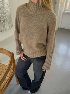 Design By Si Alyssa striktrøje med høj hals - Beige Online