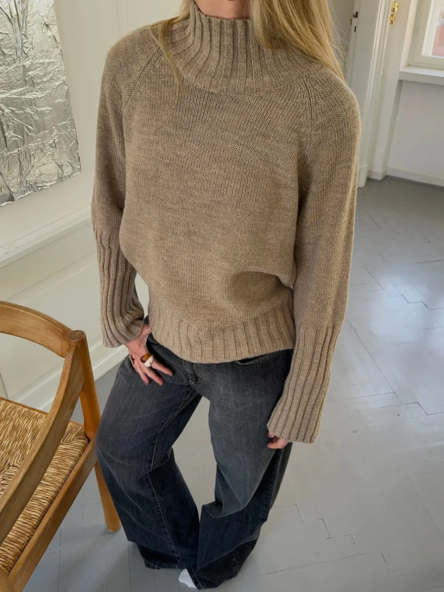 Design By Si Alyssa striktrøje med høj hals - Beige Online