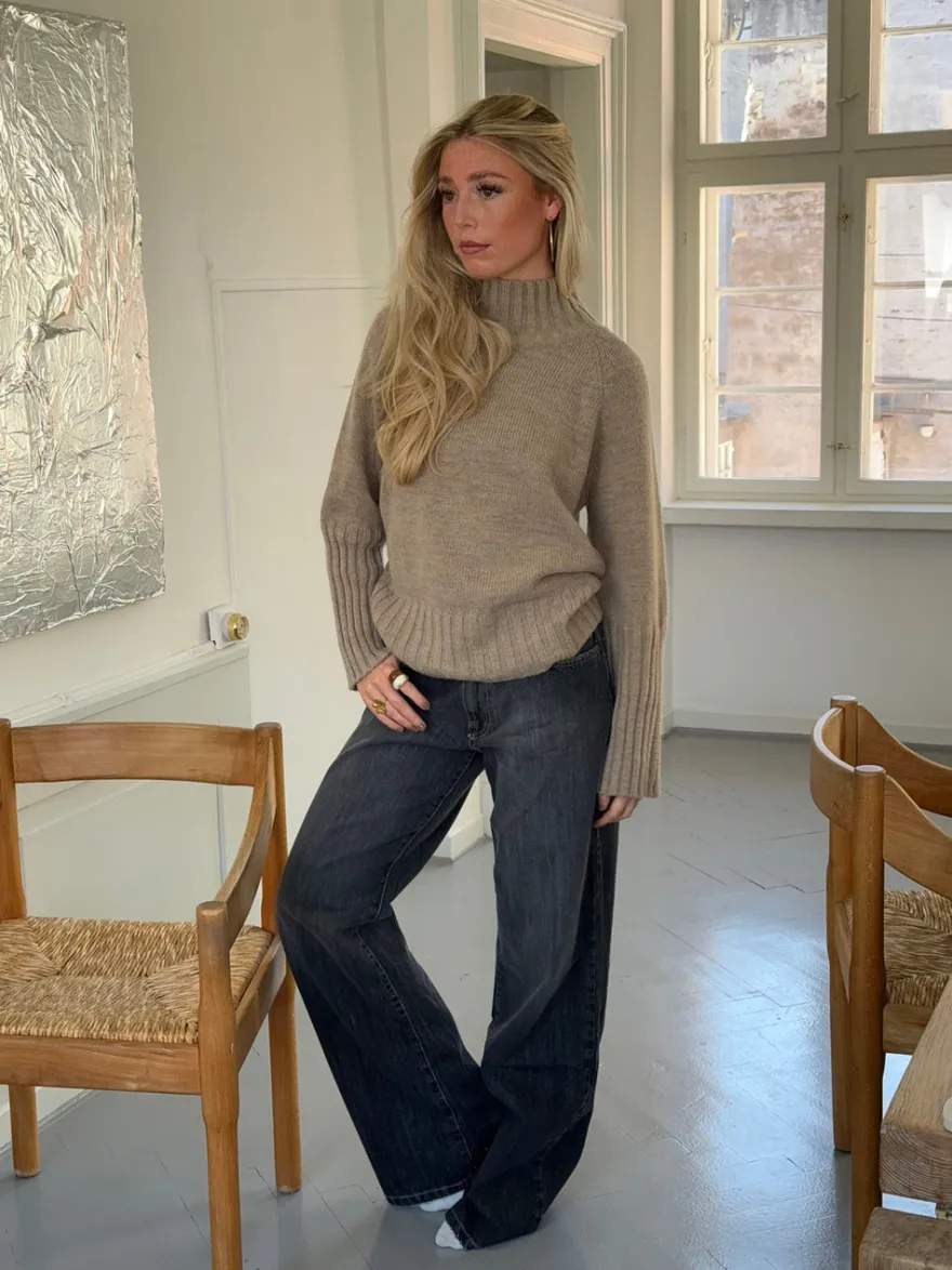 Design By Si Alyssa striktrøje med høj hals - Beige Online