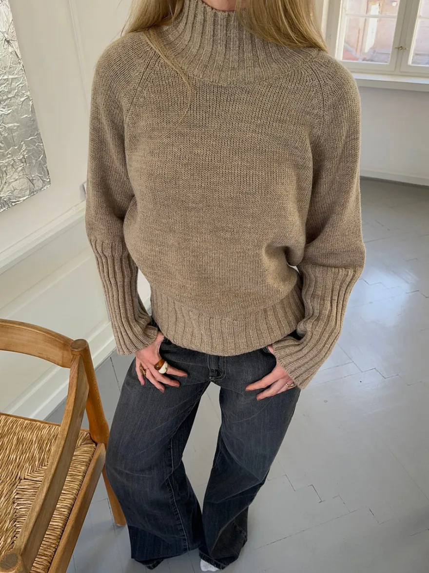 Design By Si Alyssa striktrøje med høj hals - Beige Online