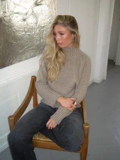 Design By Si Alyssa striktrøje med høj hals - Beige Online