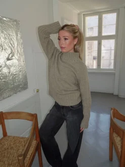 Design By Si Alyssa striktrøje med høj hals - Beige Online