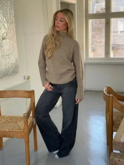 Design By Si Alyssa striktrøje med høj hals - Beige Online