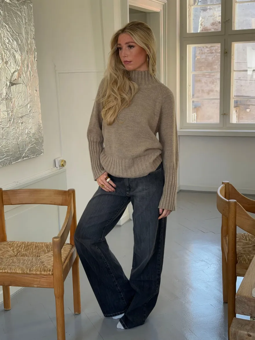 Design By Si Alyssa striktrøje med høj hals - Beige Online