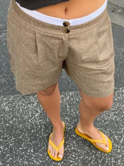Design By Si Amaia bermudashorts med hvidt bånd - Beige Clearance