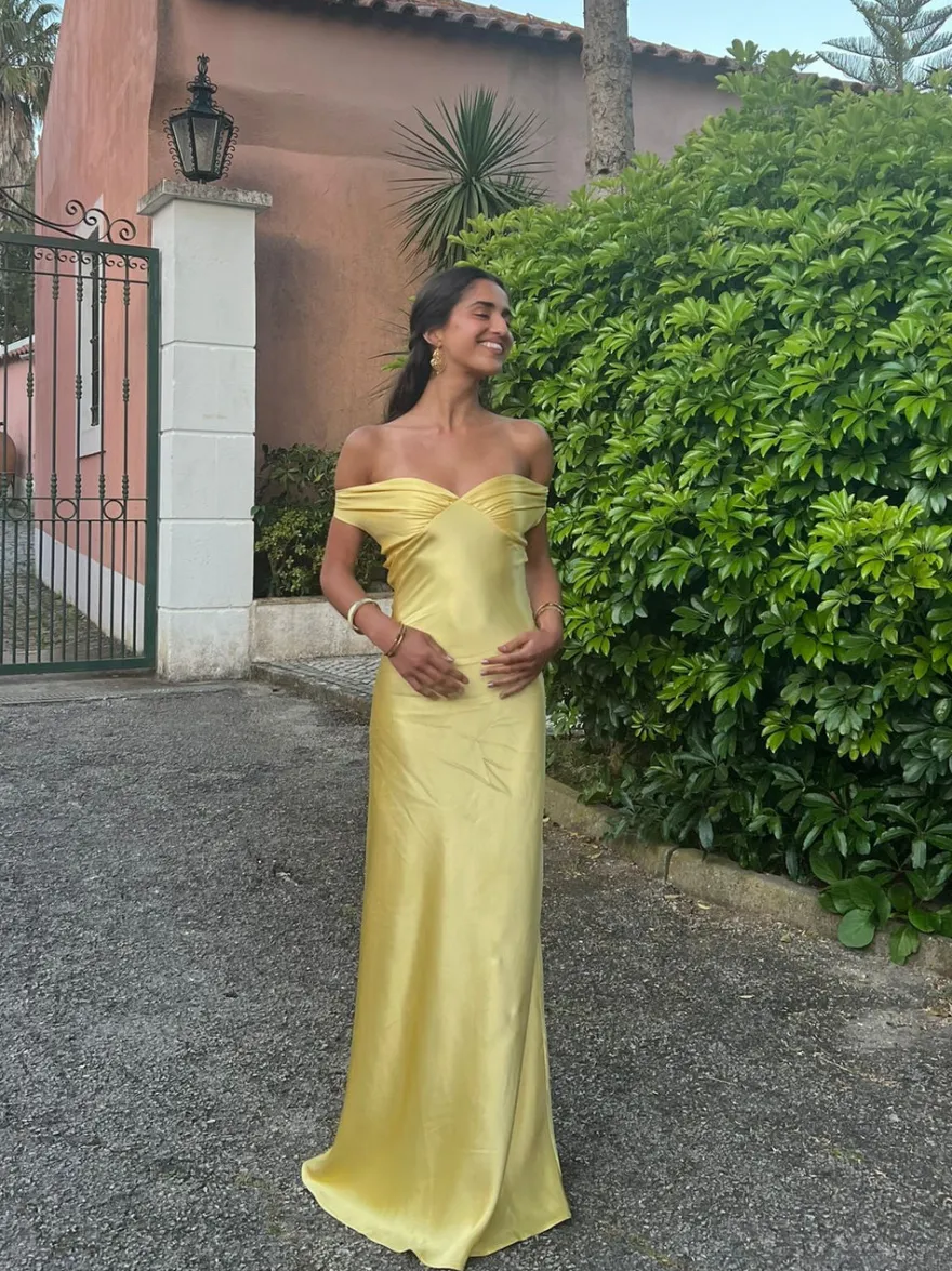Design By Si Andie off shoulder satinkjole - Gul Hot