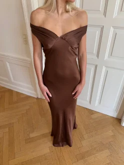 Design By Si Andie off shoulder satinkjole - Brun Clearance