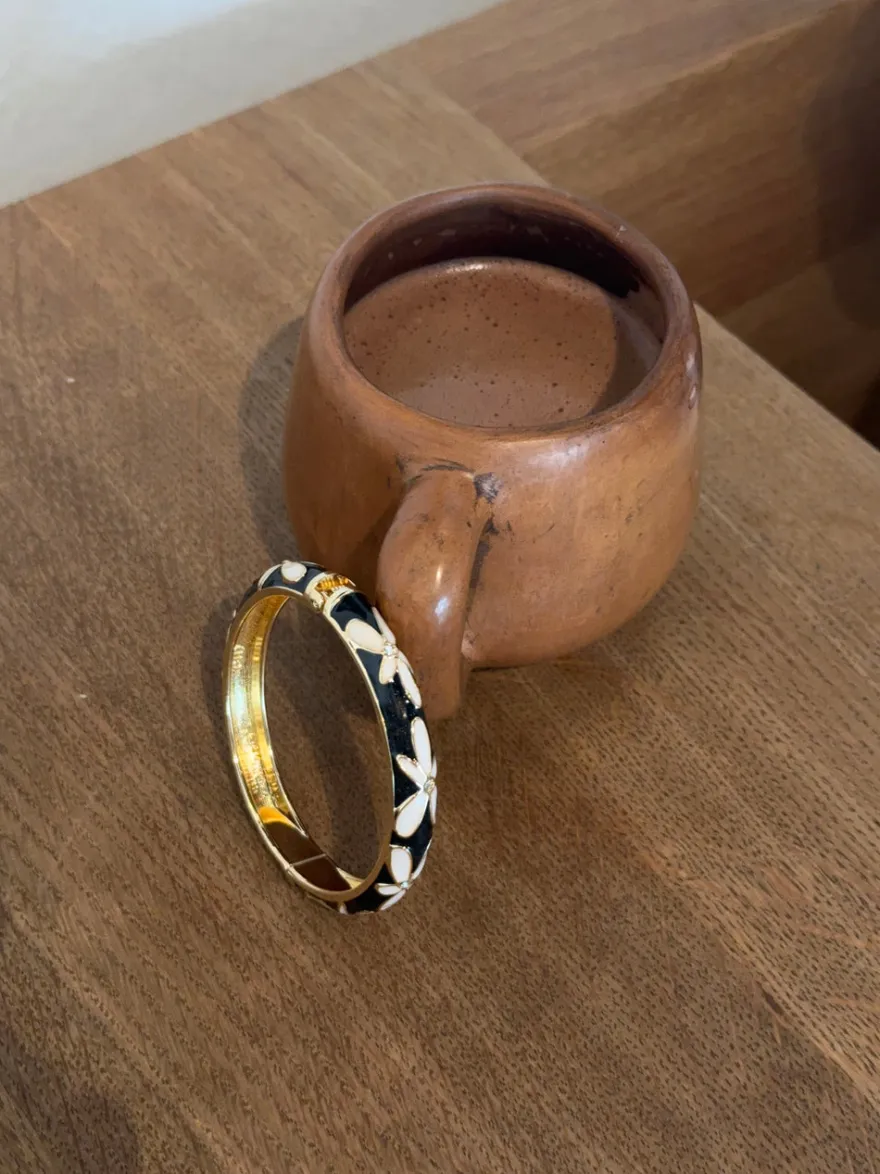 Design By Si Arna armbånd med blomster - Sort/guld