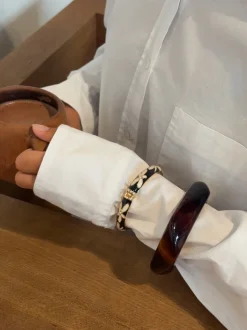 Design By Si Arna armbånd med blomster - Sort/guld