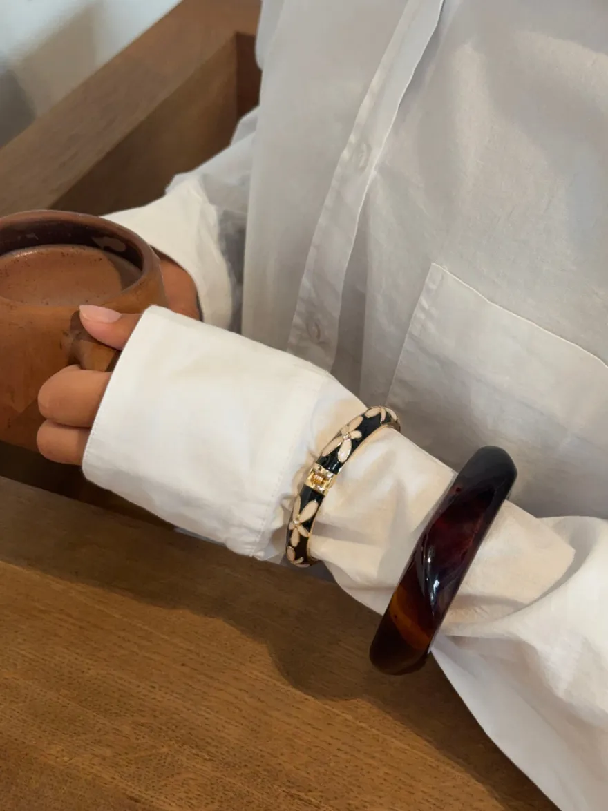 Design By Si Arna armbånd med blomster - Sort/guld