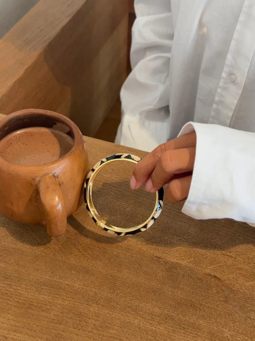 Design By Si Arna armbånd med blomster - Sort/guld