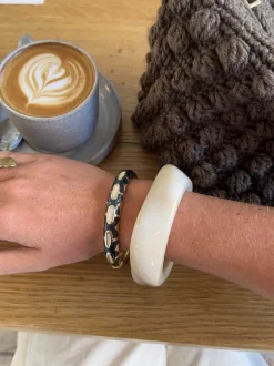 Design By Si Arna armbånd med mønster - Sort/guld Online