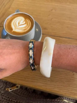 Design By Si Arna armbånd med mønster - Sort/guld Online