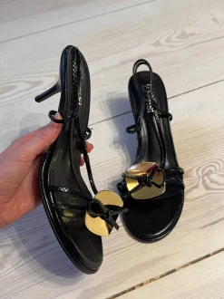 Design By Si Aya stiletter med guld- og sløjfedetalje - Sort/guld Clearance