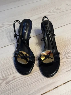 Design By Si Aya stiletter med guld- og sløjfedetalje - Sort/guld Clearance