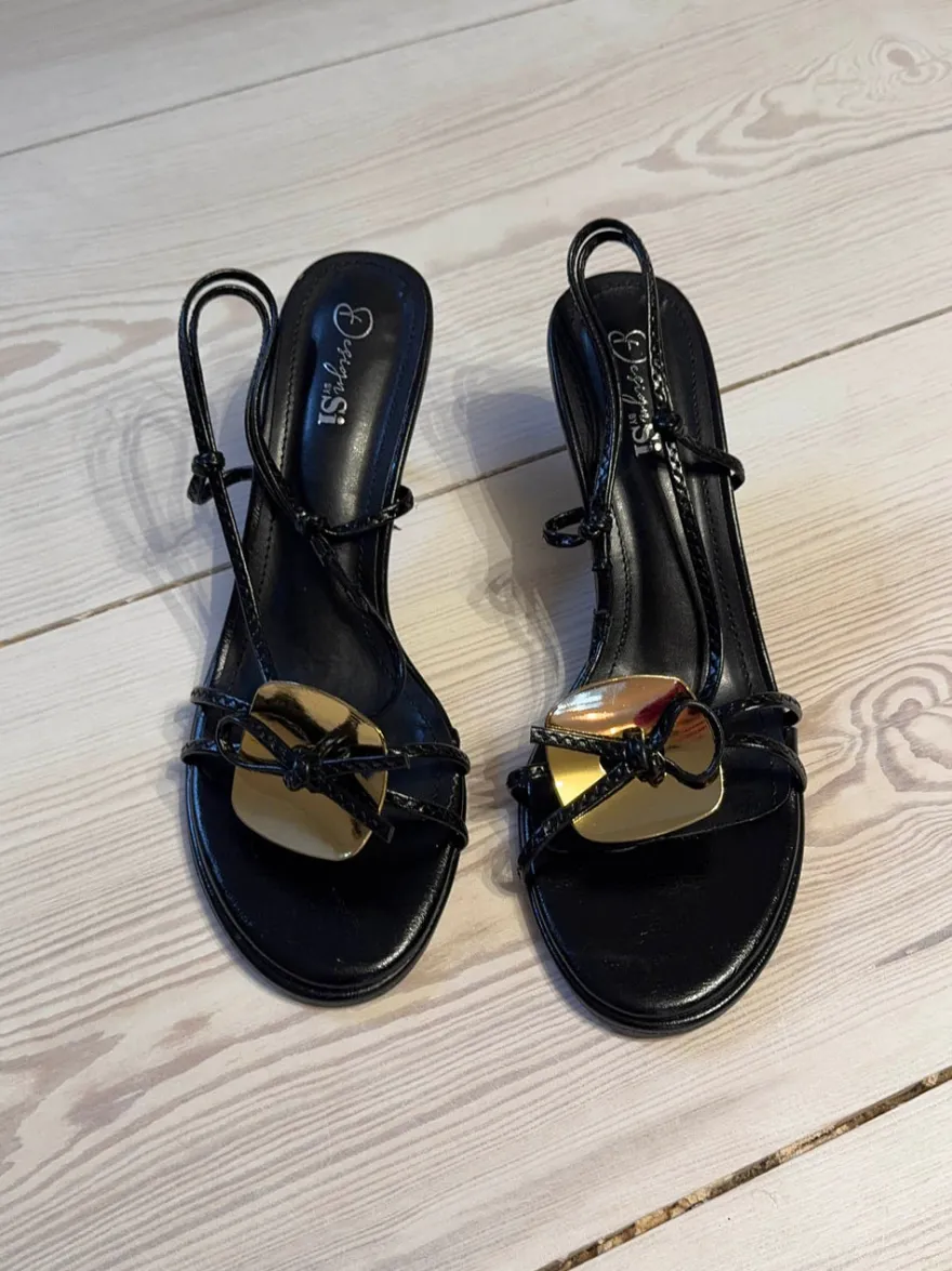 Design By Si Aya stiletter med guld- og sløjfedetalje - Sort/guld Clearance