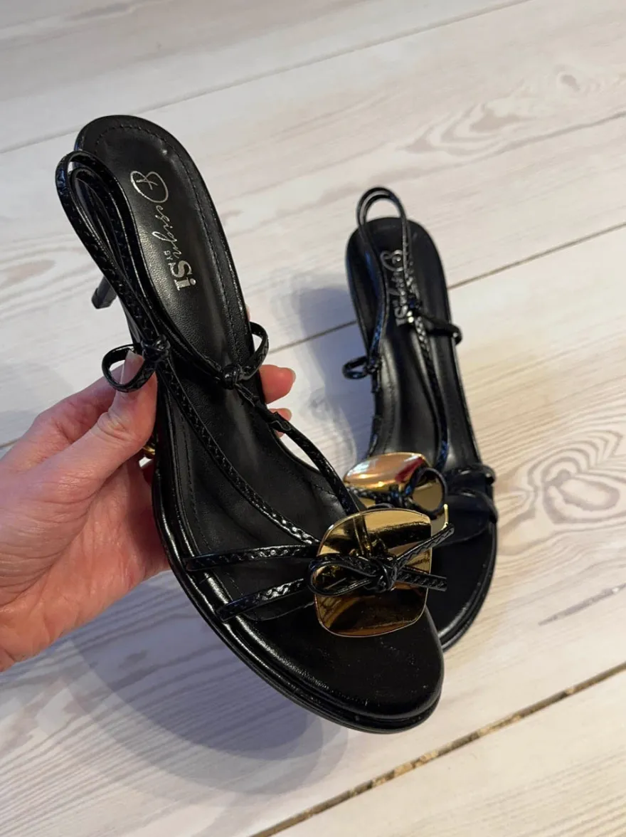 Design By Si Aya stiletter med guld- og sløjfedetalje - Sort/guld Clearance