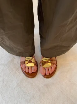 Design By Si Aya stiletter med guld- og sløjfedetalje - Brun/guld Clearance