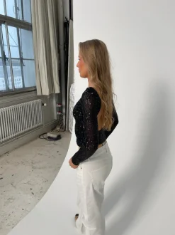 Design By Si Babette pallietbluse med åben ryg - Sort Online