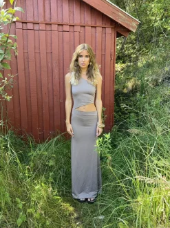 Design By Si Baili maxi kjole med snit - Taupe Clearance