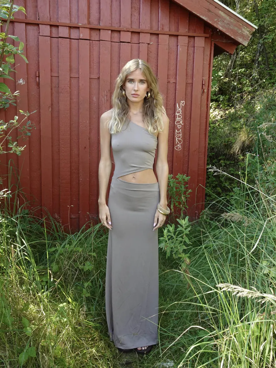 Design By Si Baili maxi kjole med snit - Taupe Clearance