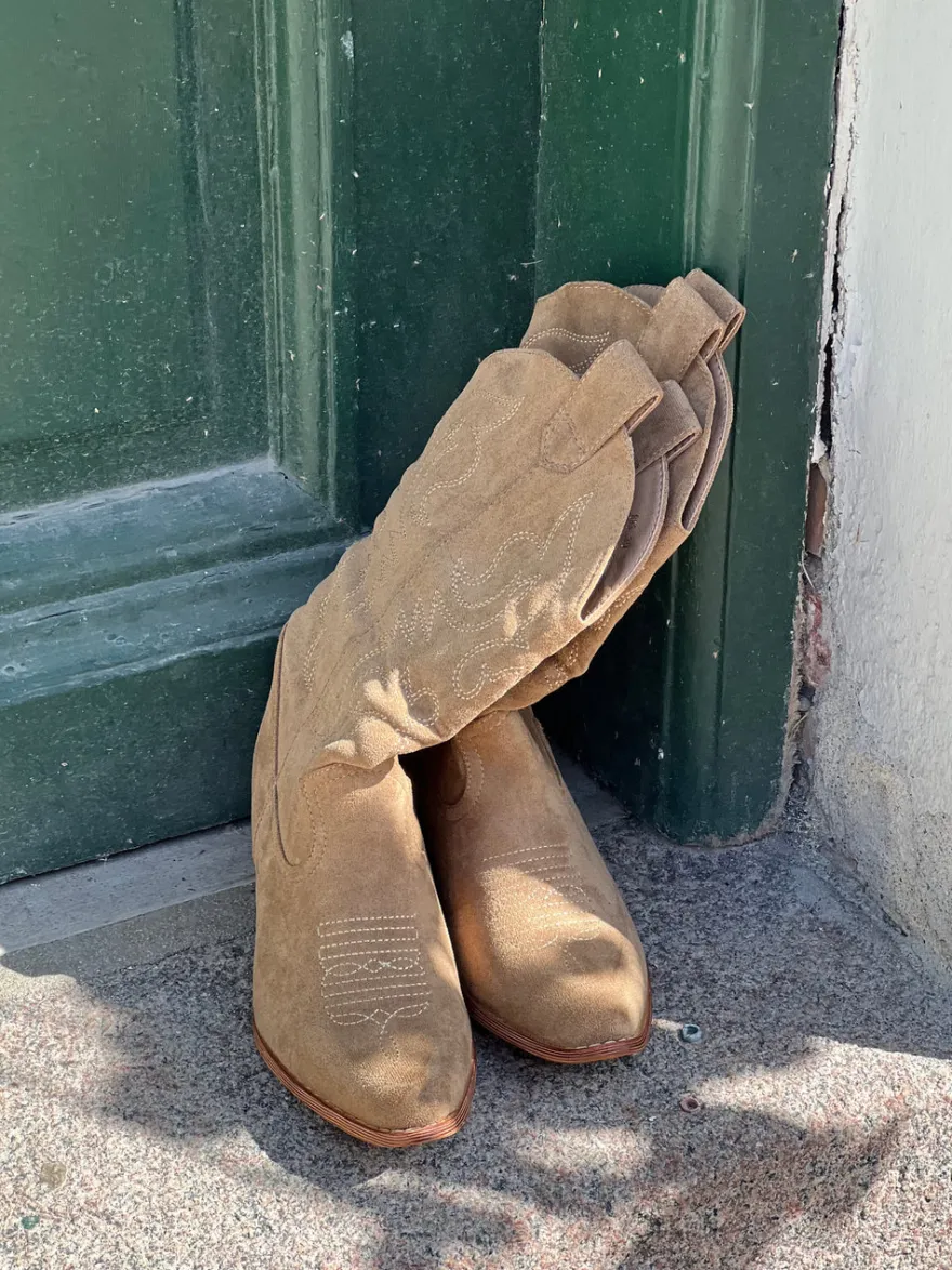 Design By Si Bassau Cowboystøvler i beige imiteret ruskind Outlet