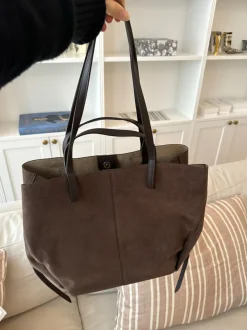 Design By Si Bergen skuldertaske i ruskind - Brun Outlet