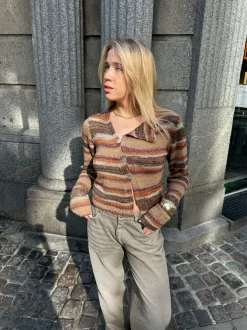 Design By Si Bernie strik med knapper og striber - Brun Hot