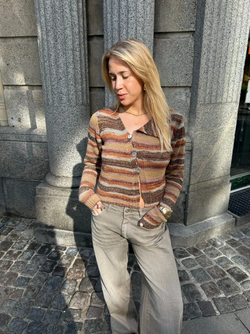 Design By Si Bernie strik med knapper og striber - Brun Hot