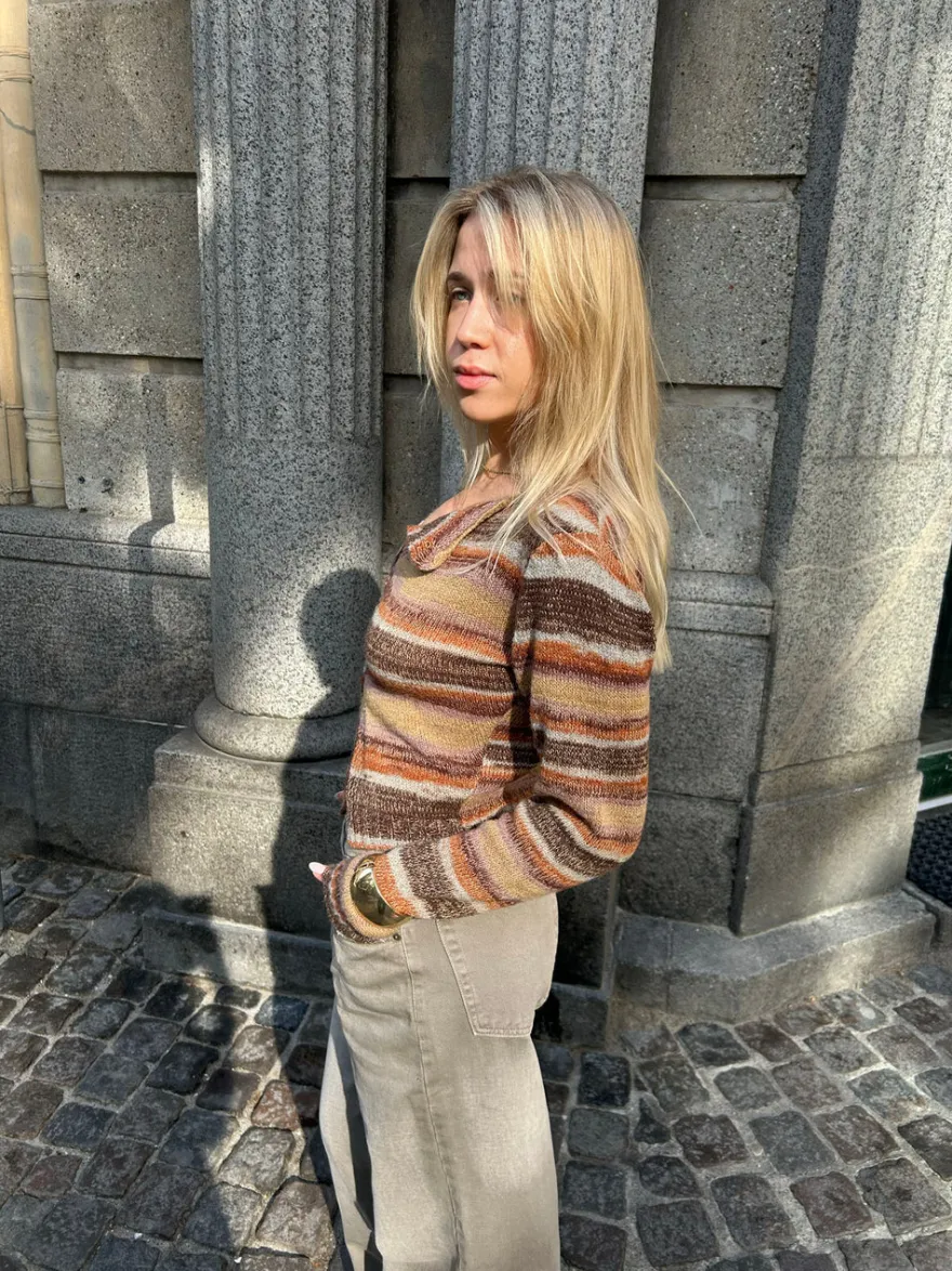 Design By Si Bernie strik med knapper og striber - Brun Hot