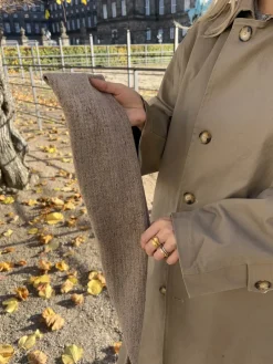 Design By Si Blakey tørklæde - Taupe Online