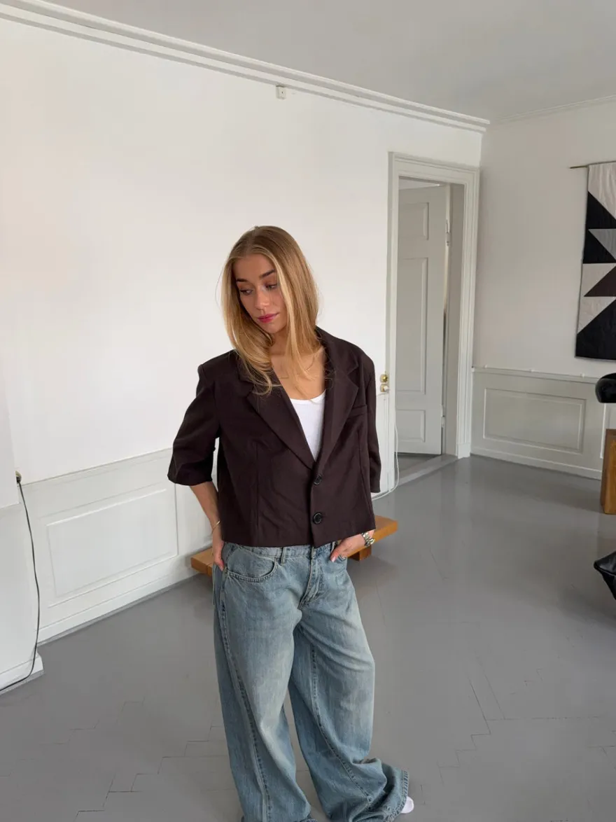 Design By Si Carolyn cropped blazer - Brun Online