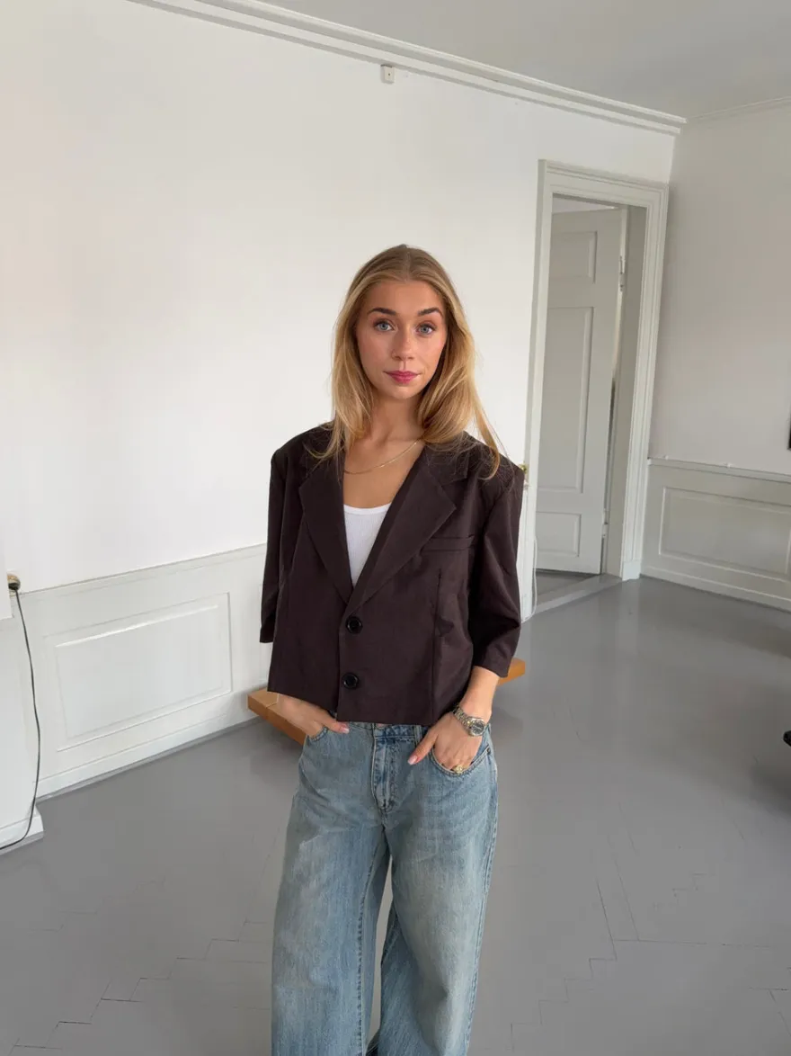 Design By Si Carolyn cropped blazer - Brun Online