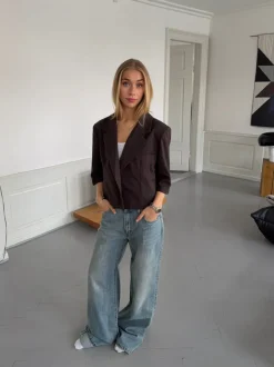 Design By Si Carolyn cropped blazer - Brun Online