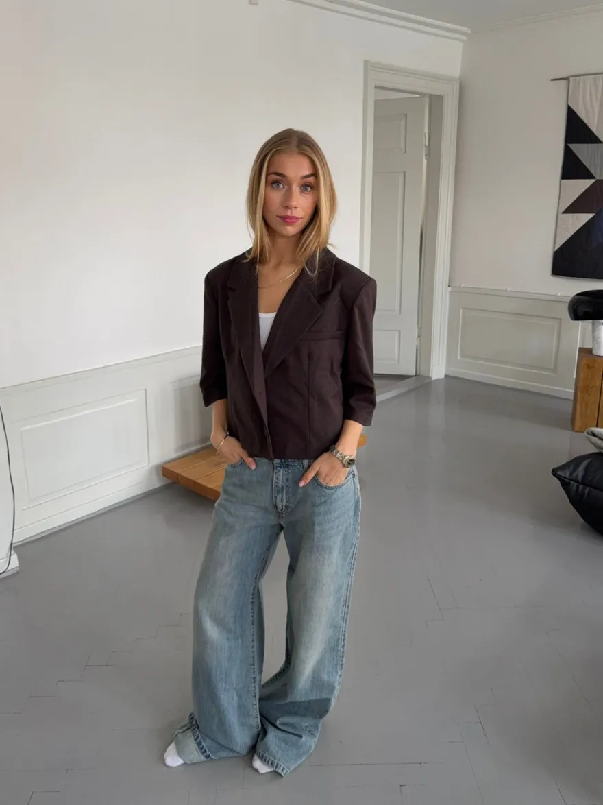 Design By Si Carolyn cropped blazer - Brun Online