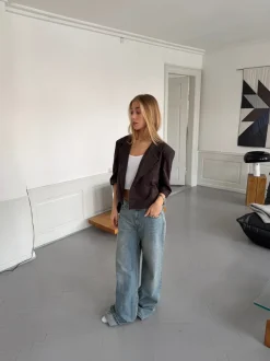 Design By Si Carolyn cropped blazer - Brun Online